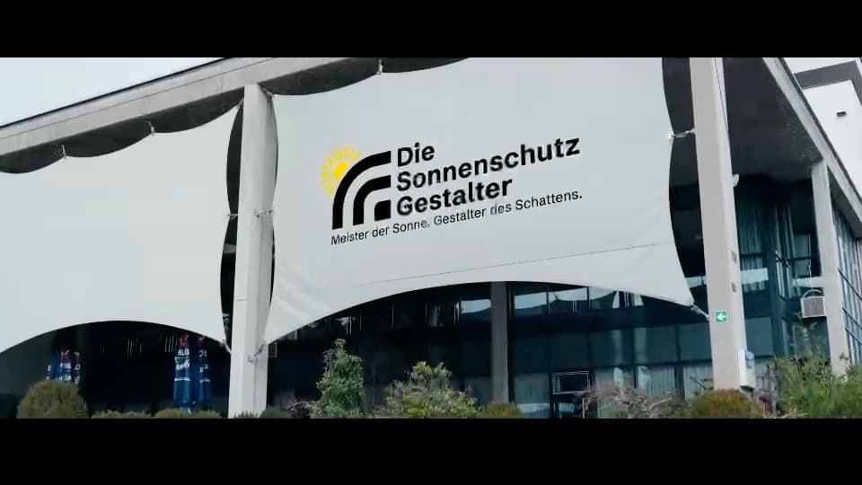 Banner Die Sonnenschutzgestalter vor einem Gebäude am Verbandstreffen